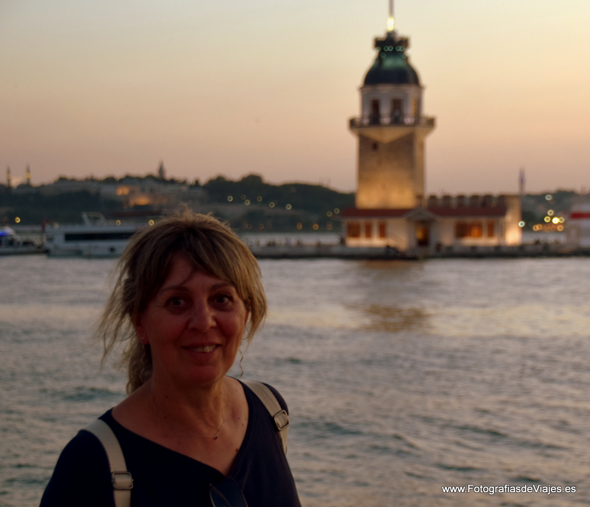 La Torre de Leandro o Torre de La Doncella con Estambul al fondo