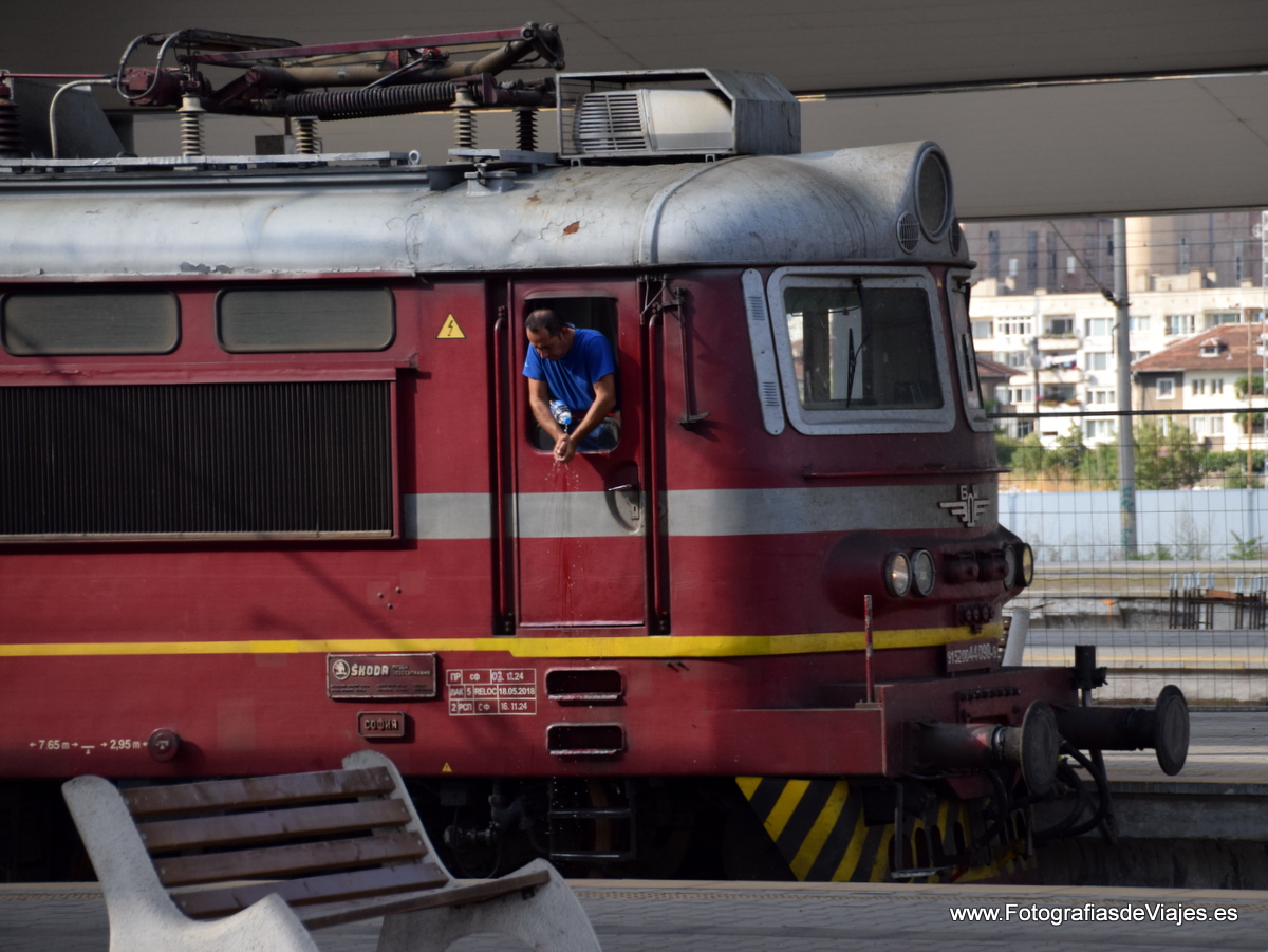 Locomotora en la estación central de Sofia