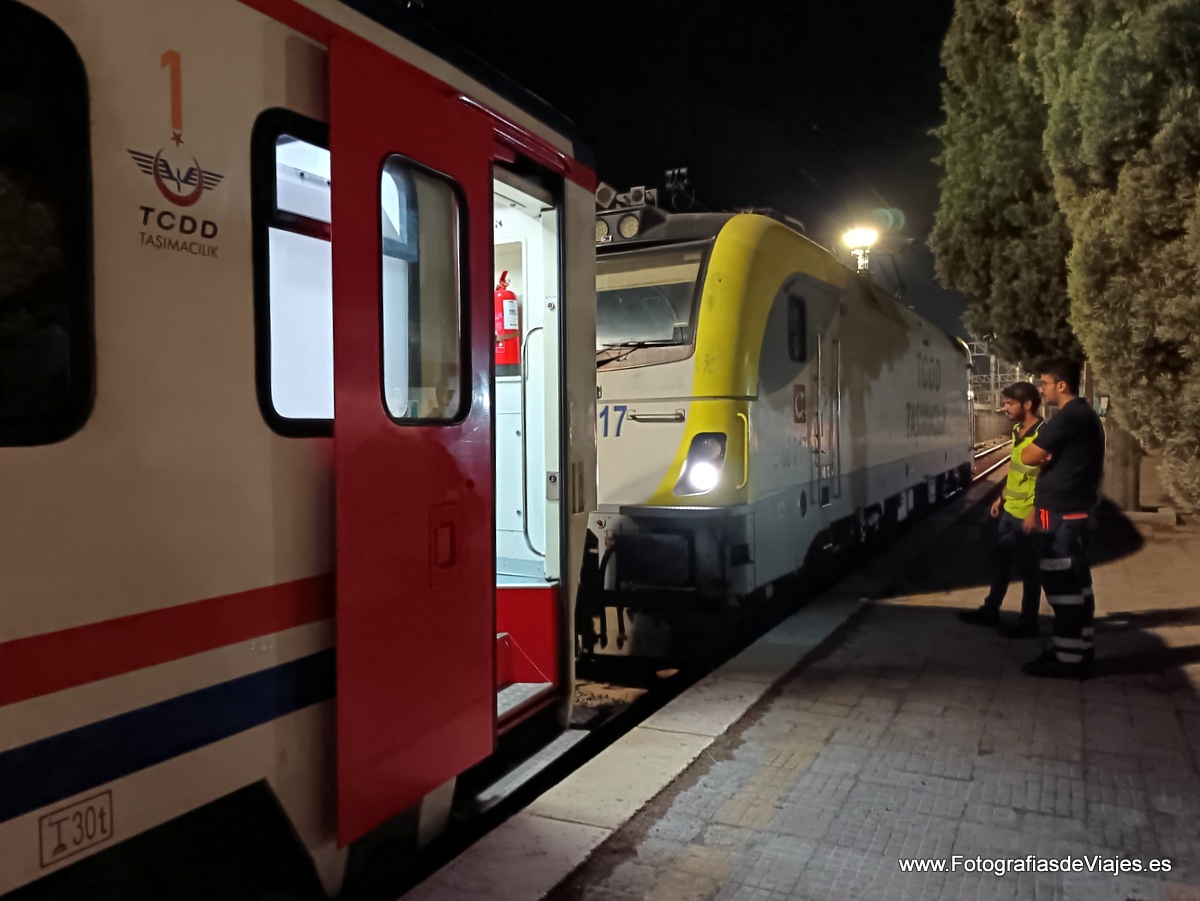 Cambio a una locomotora turca para el resto del viaje