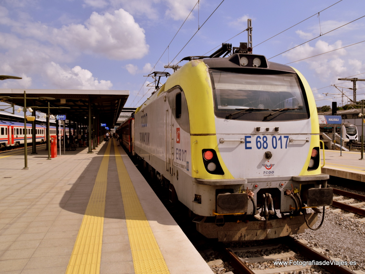 Nuestro tren en la estación de Halkali, en Estambul
