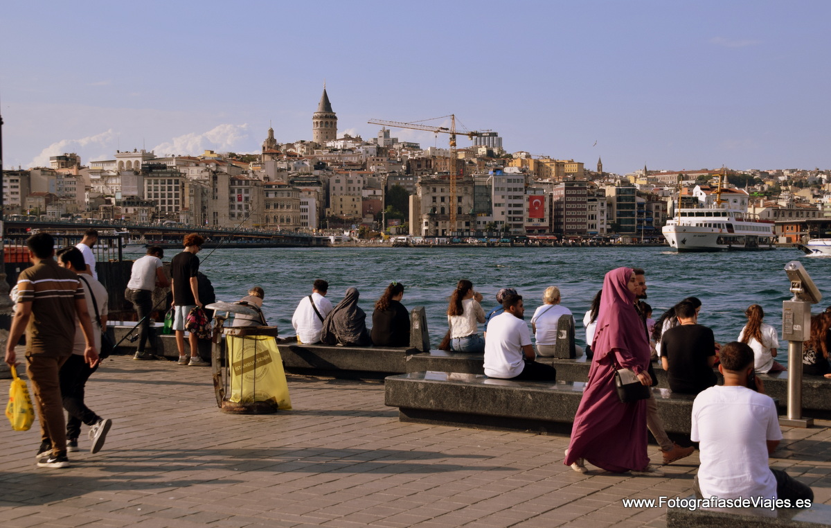 El Cuerno de Oro y la torre Galata al fondo en Estambul