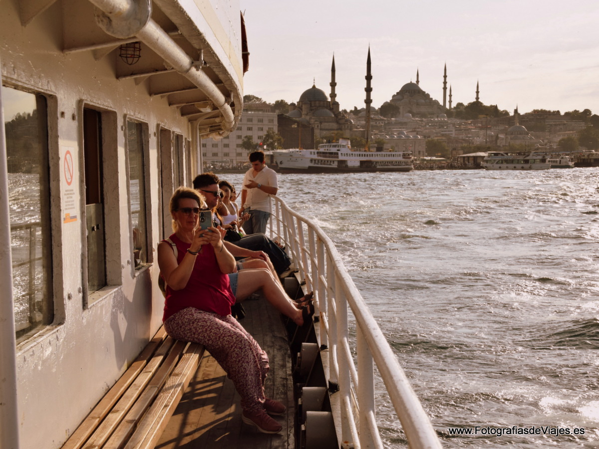 El Ferry cruzando al lado asiático de Estambul