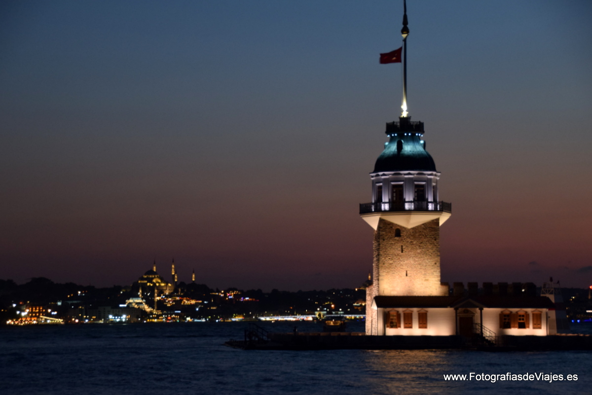 La Torre de Leandro o Torre de La Doncella con Estambul al fondo