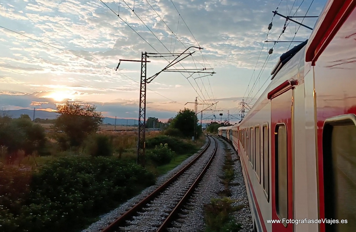 El tren de Sofia a Estambul al atardecer