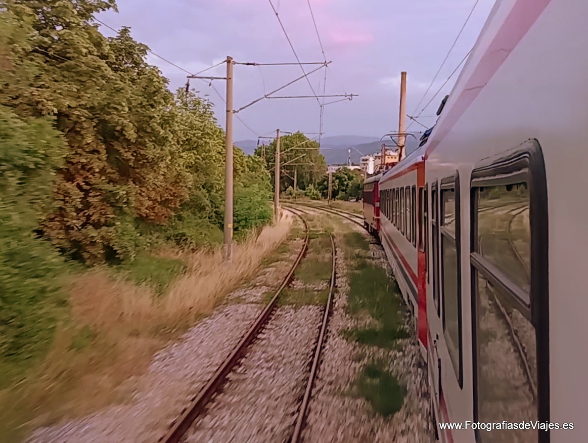 El tren de Sofia a Estambul al atardecer