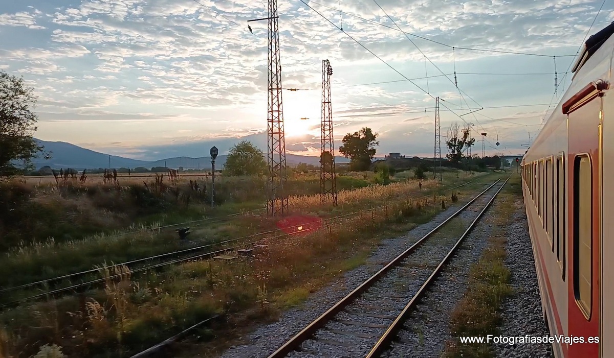 El tren de Sofia a Estambul al atardecer