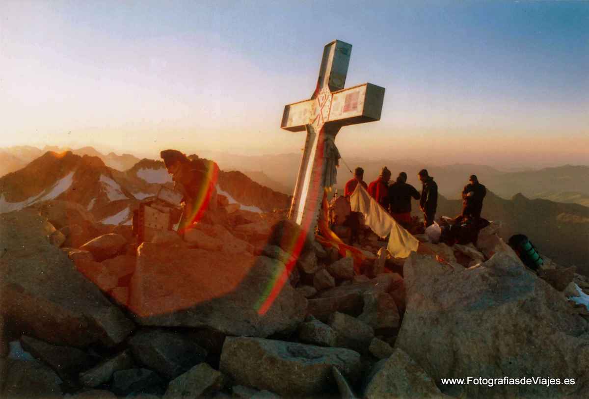 Cruz del Aneto al atardecer