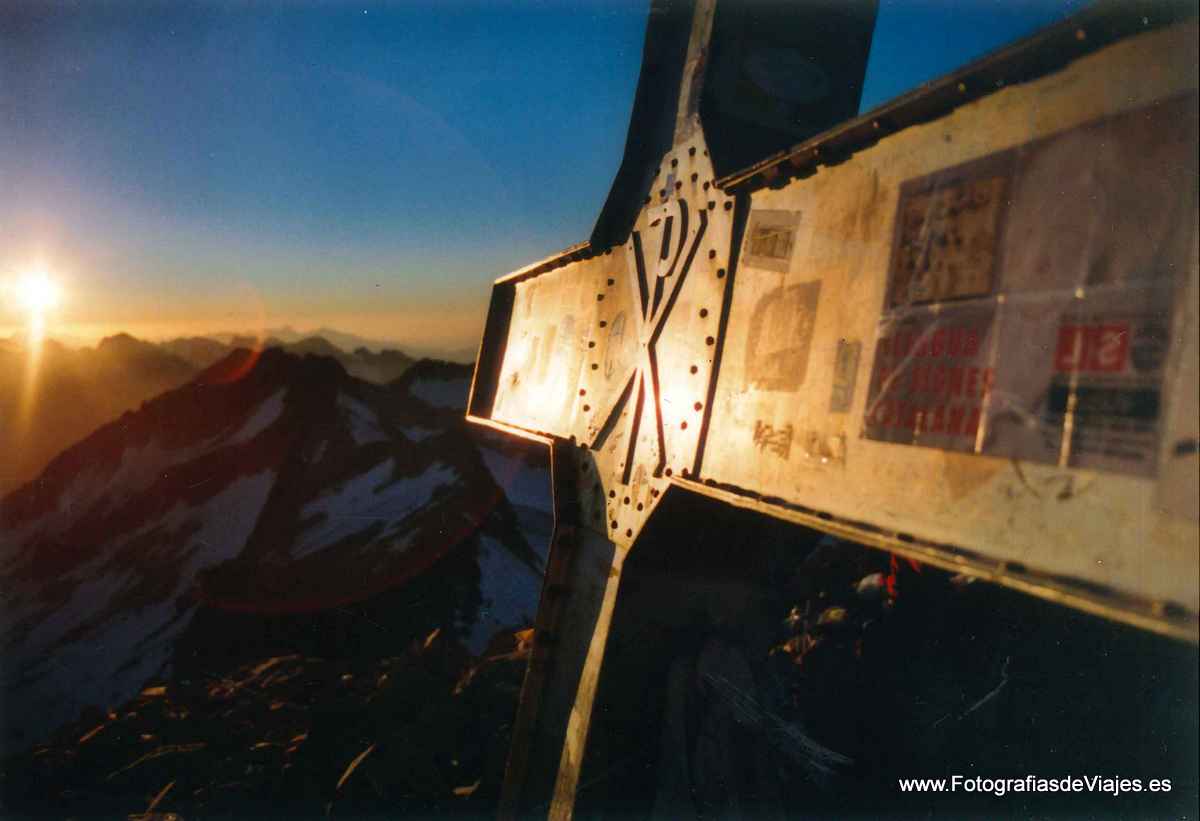 Cruz del Aneto al atardecer