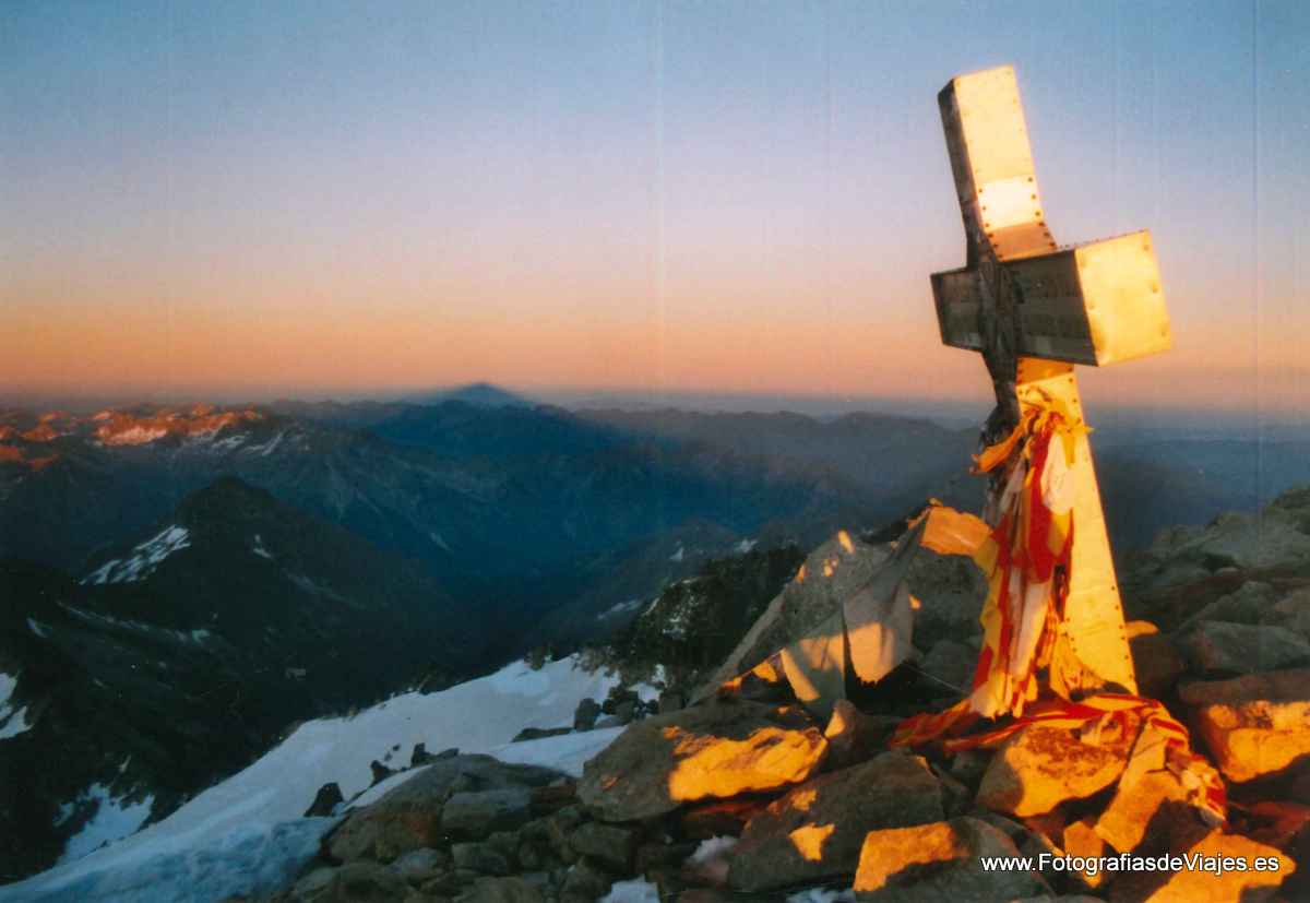 Cruz del Aneto al atardecer
