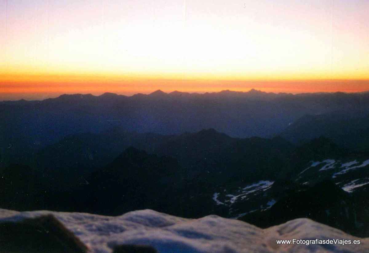 Amanecer desde la cumbre del Aneto