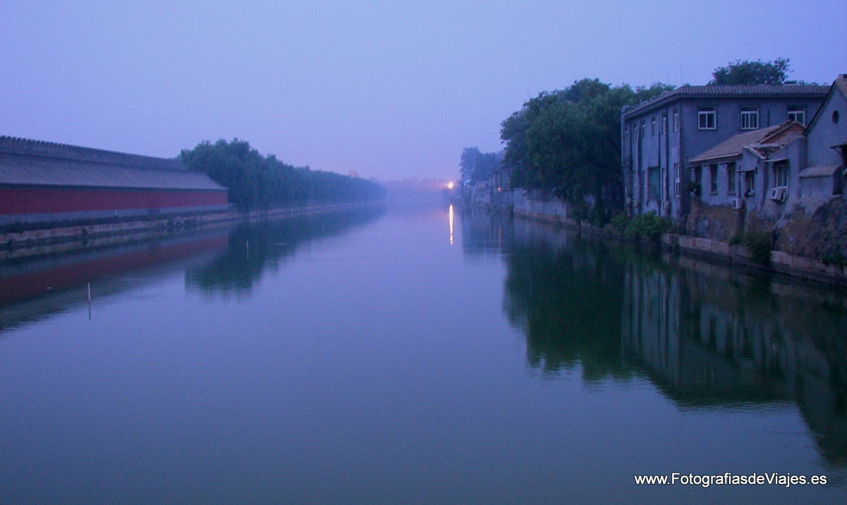 Lago bordeando la Ciudad Prohibida en Pekín, China
