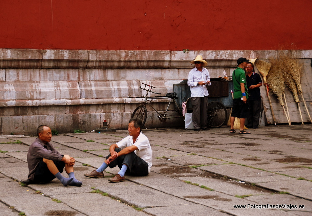 Limpiadores en la Ciudad Prohibida en Pekín, China