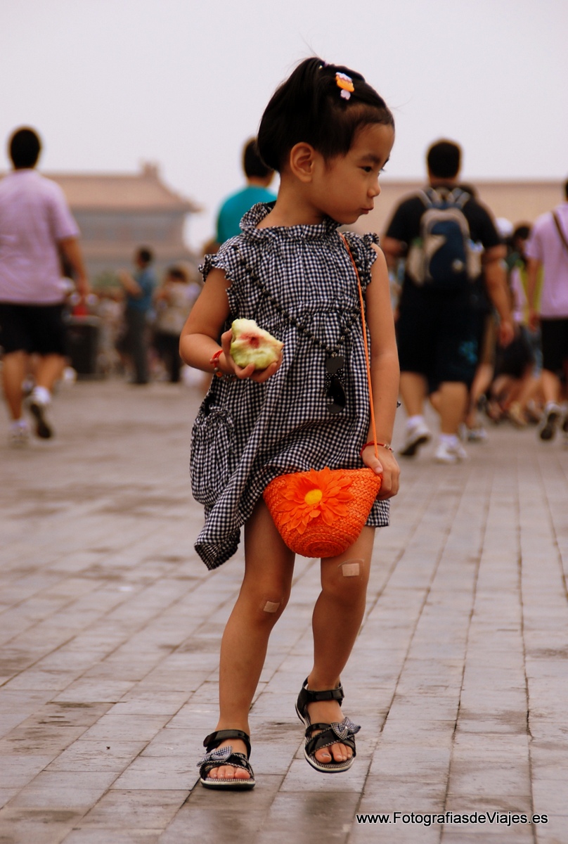 Niña en La Ciudad Prohibida en Pekín, China