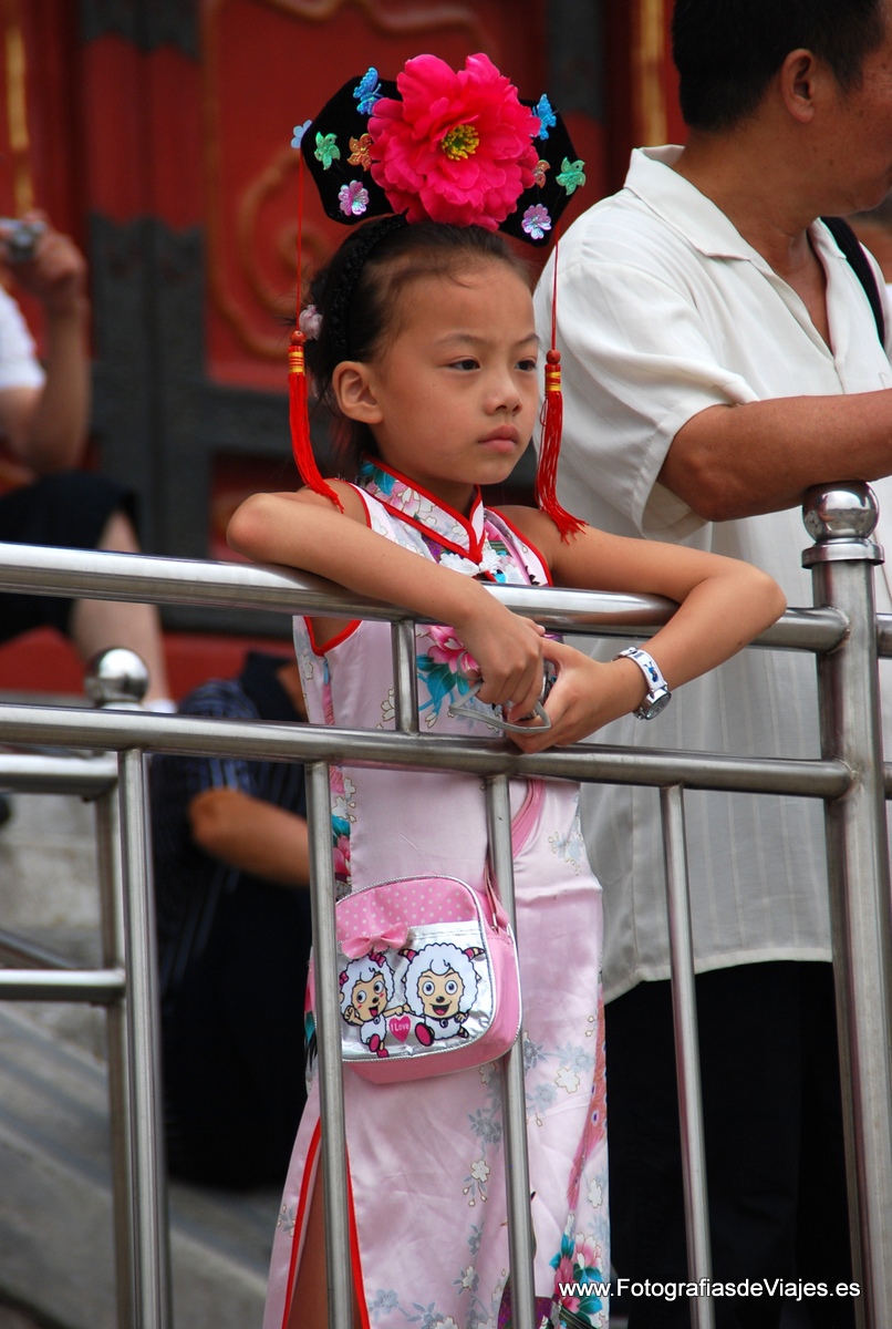 Niña en La Ciudad Prohibida en Pekín, China