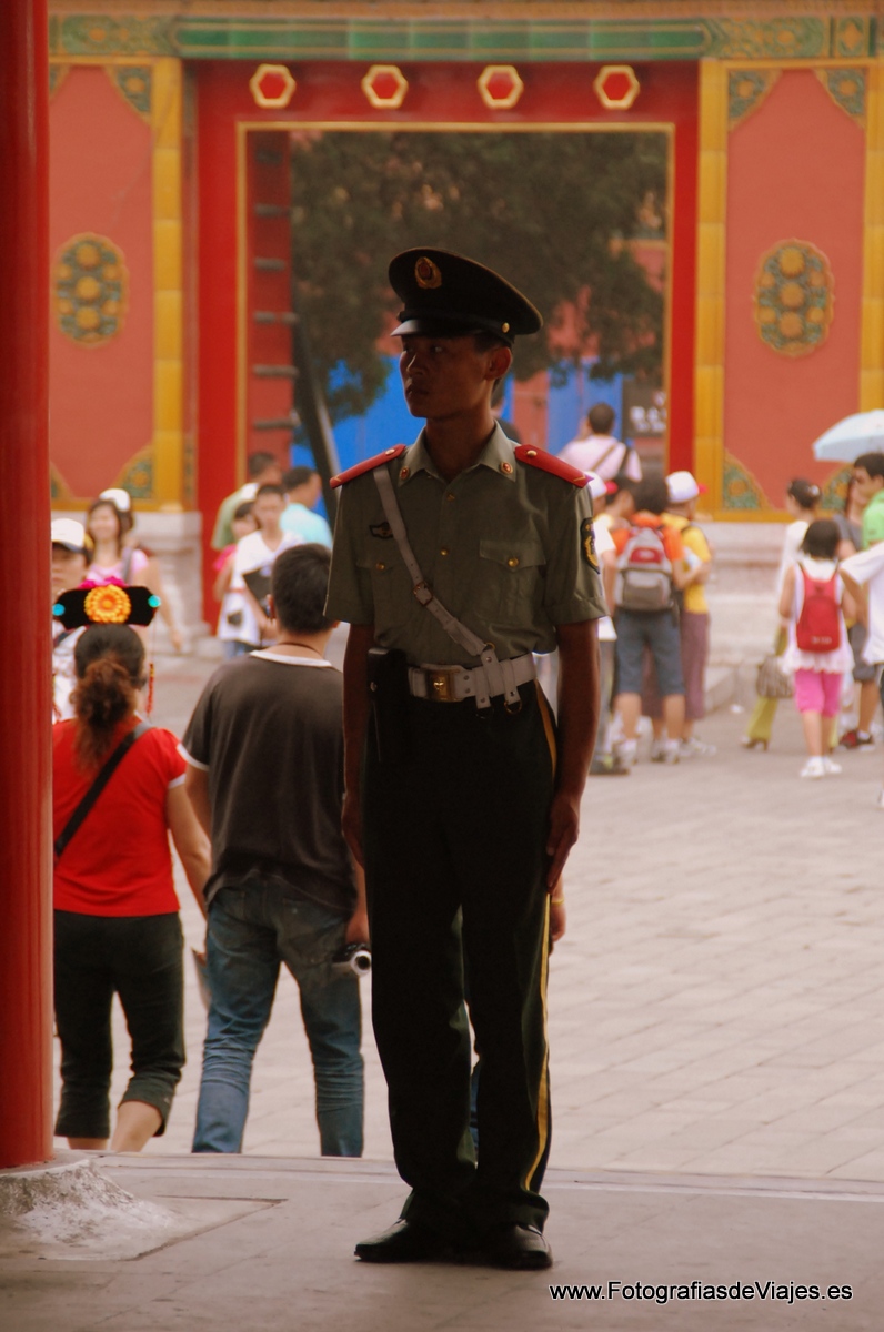 Guardia en la Ciudad Prohibida en Pekín, China