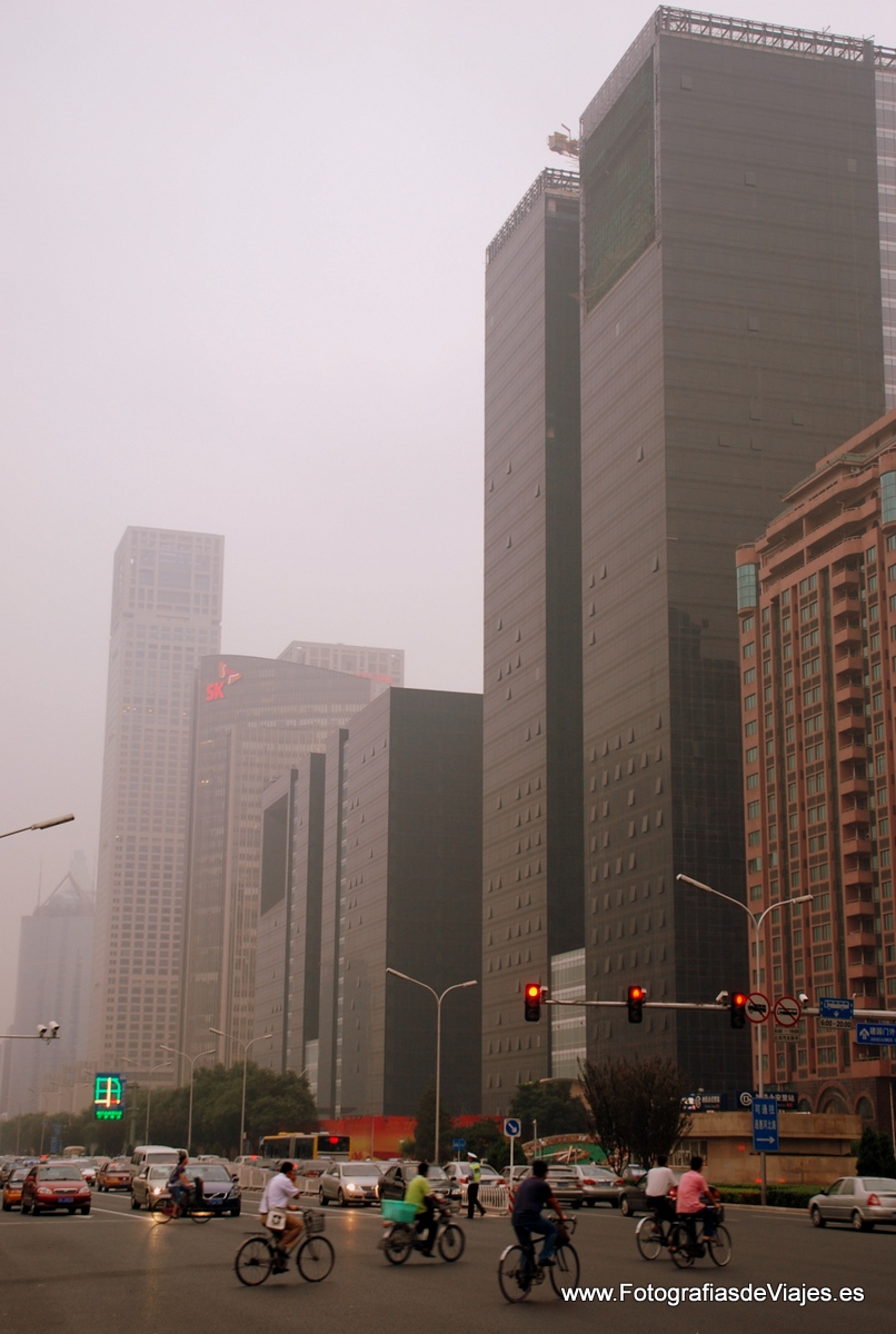 Bicicletas y rascacielos en Pekín
