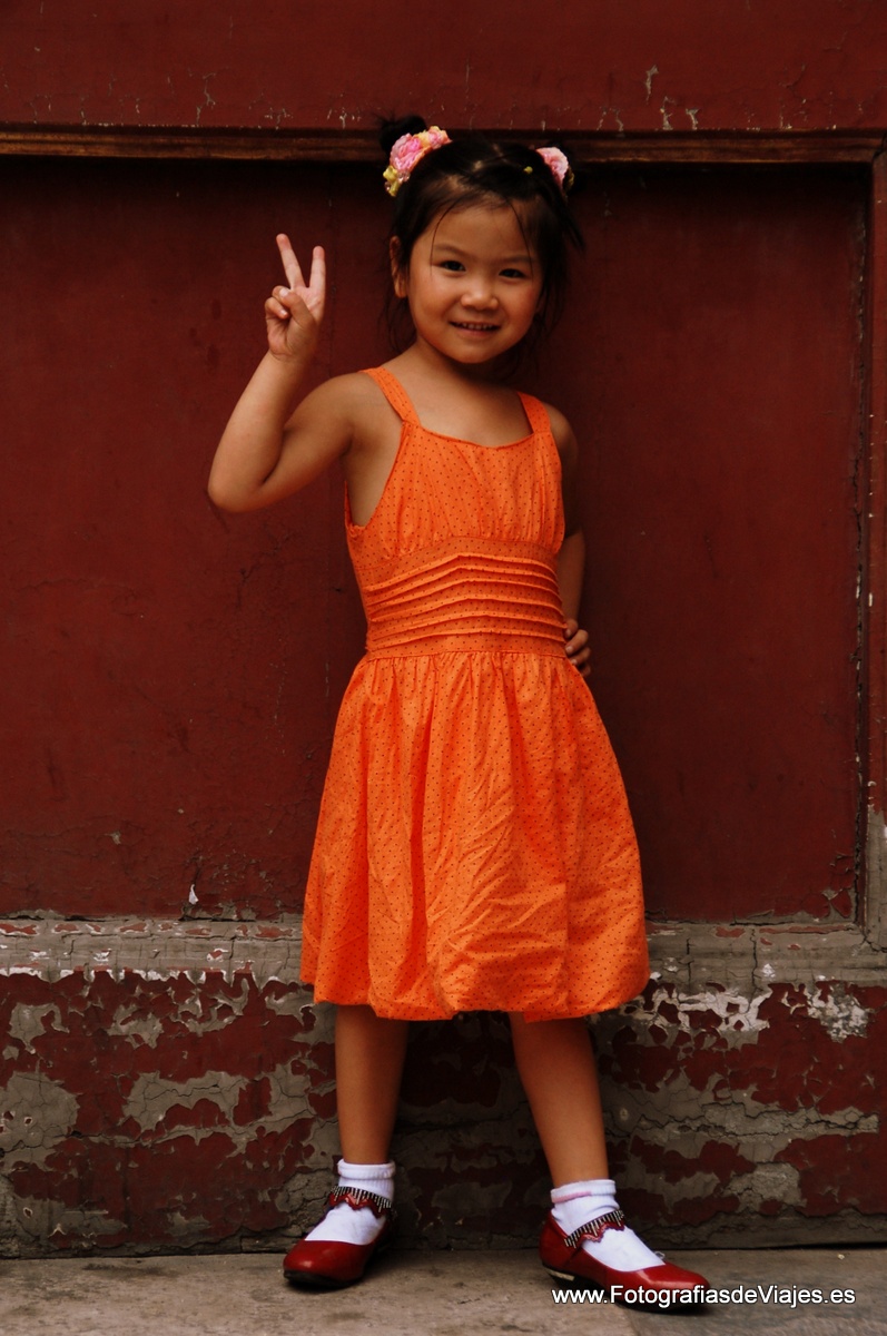 Niña china en La Ciudad Prohibida en Pekín, China