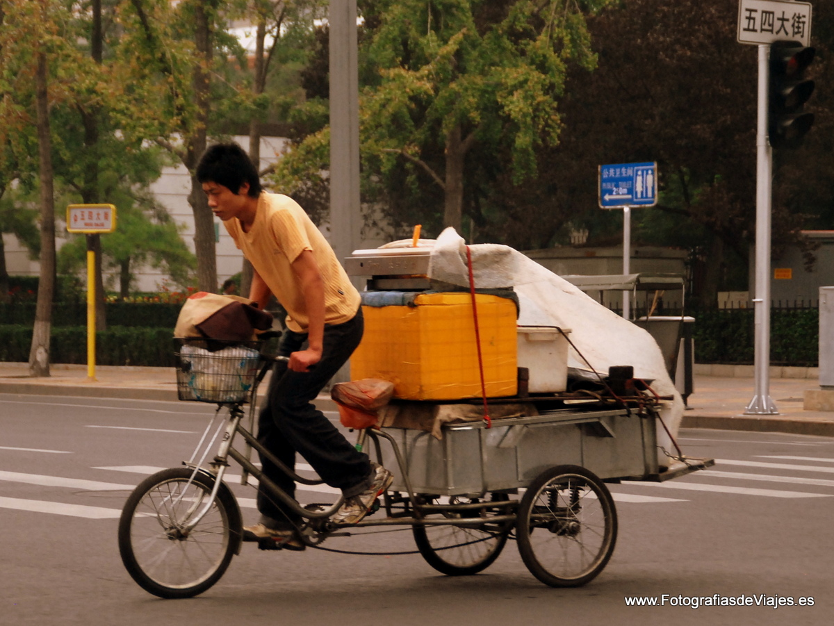 Ciudadano chino en bicicleta tradicional en Pekín