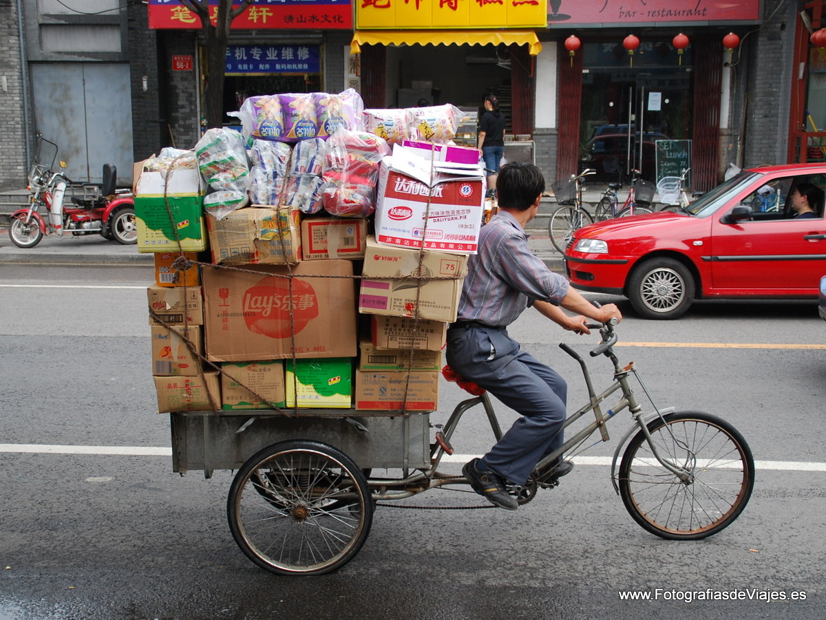 Ciudadanos chinos en bicicleta tradicional en Pekín