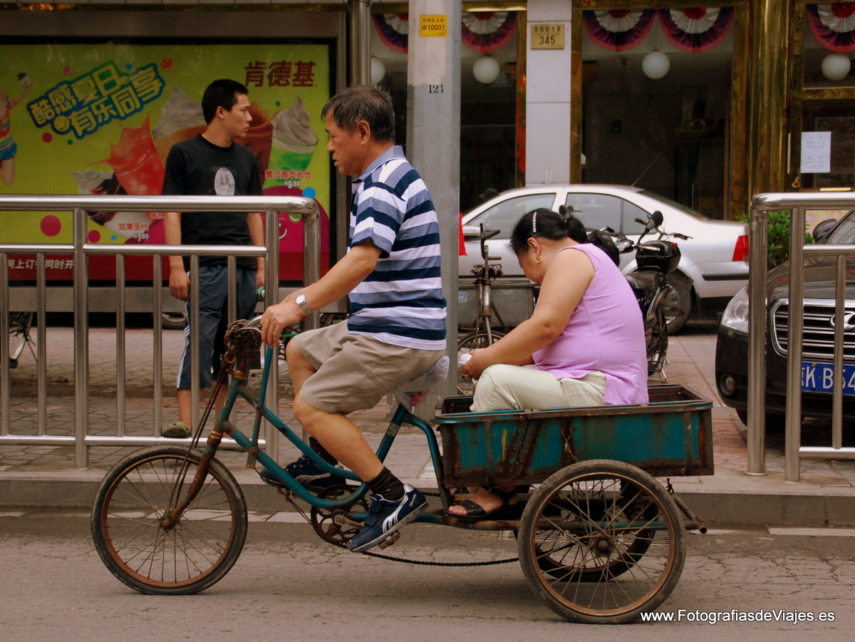 Ciudadanos chinos en bicicleta tradicional en Pekín