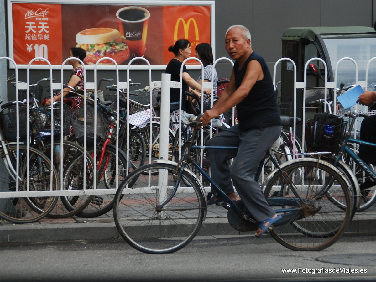 Ciudadano chino en bicicleta tradicional en Pekín