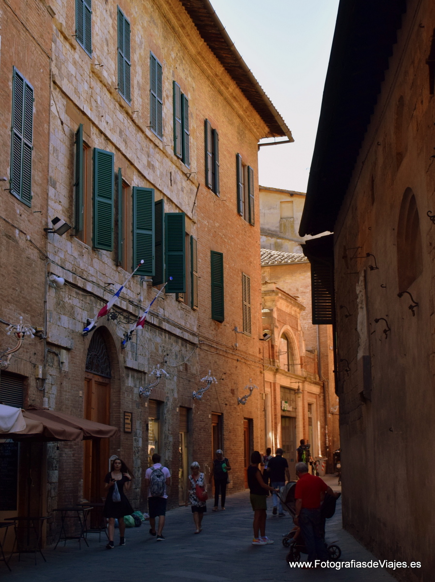 Ambiente en una calle de Siena 