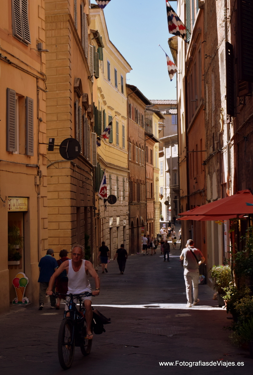 Ambiente en una calle de Siena 