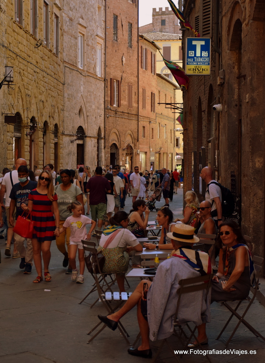 Ambiente en una calle de Siena 