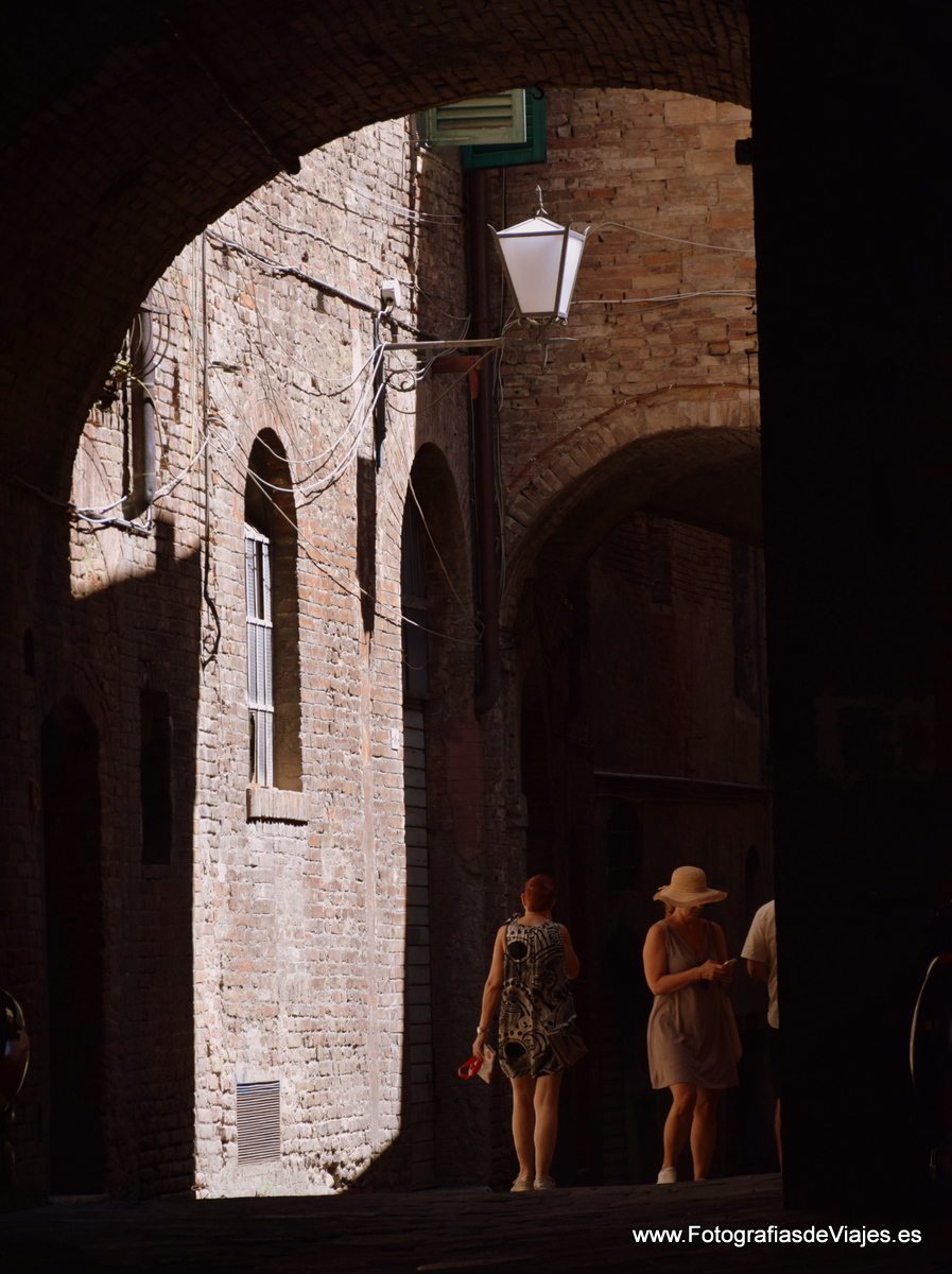 Ambiente en una calle de Siena 
