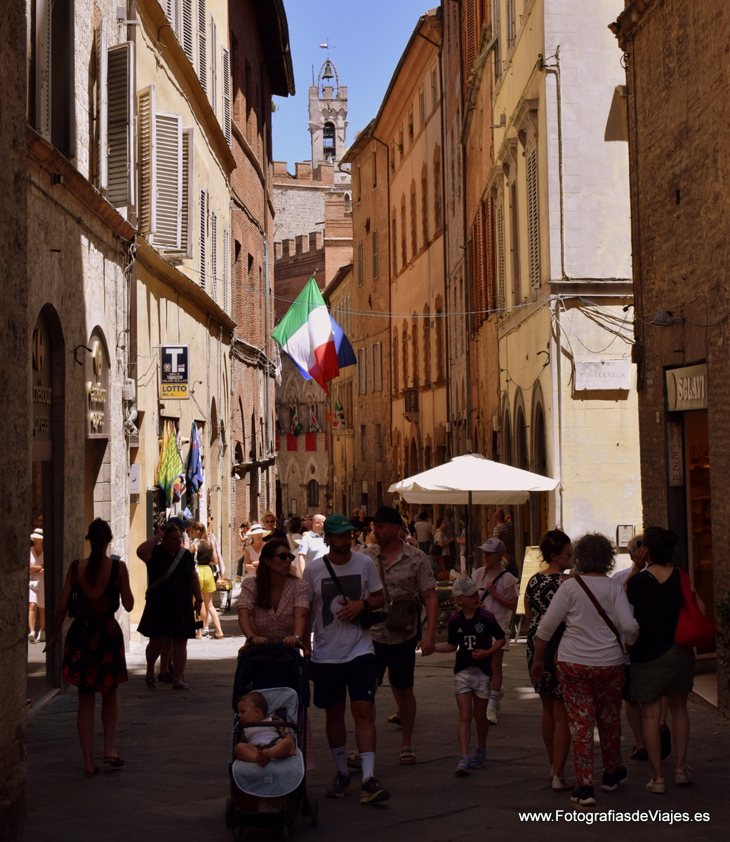 Ambiente en una calle de Siena 