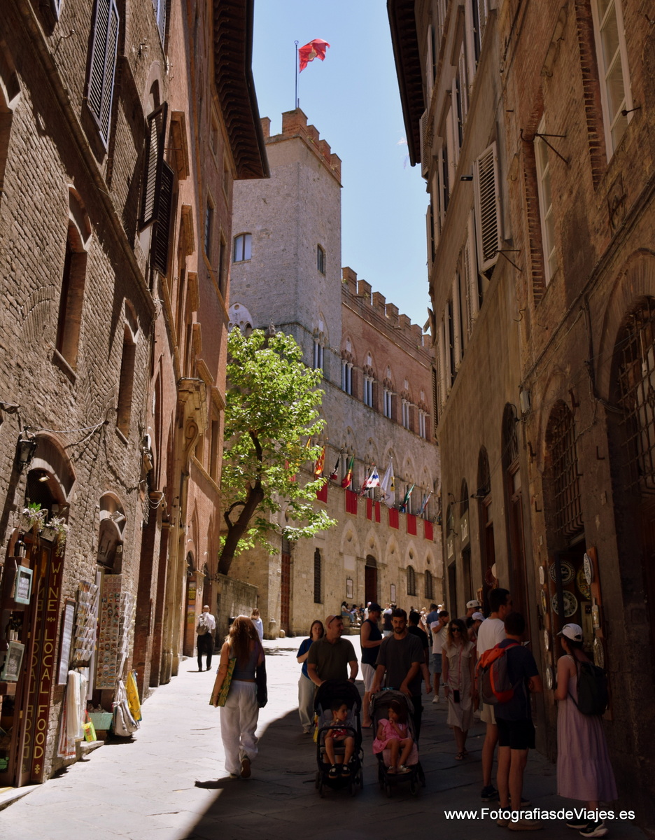 Ambiente en una calle de Siena 