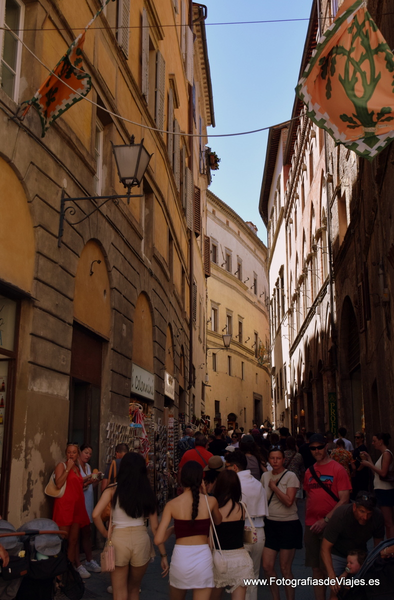 Ambiente en una calle de Siena 