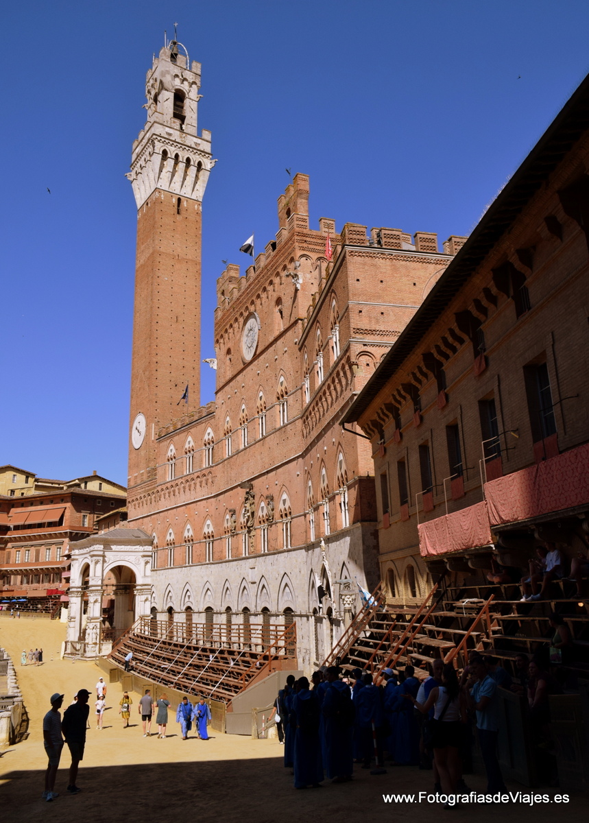 Ambiente popular en la Fiesta del Palio en Siena 