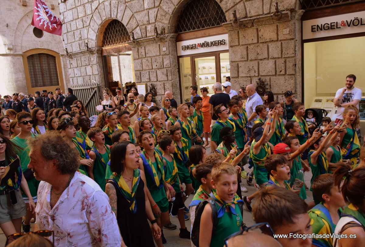 Ambiente popular en la Fiesta del Palio en Siena 