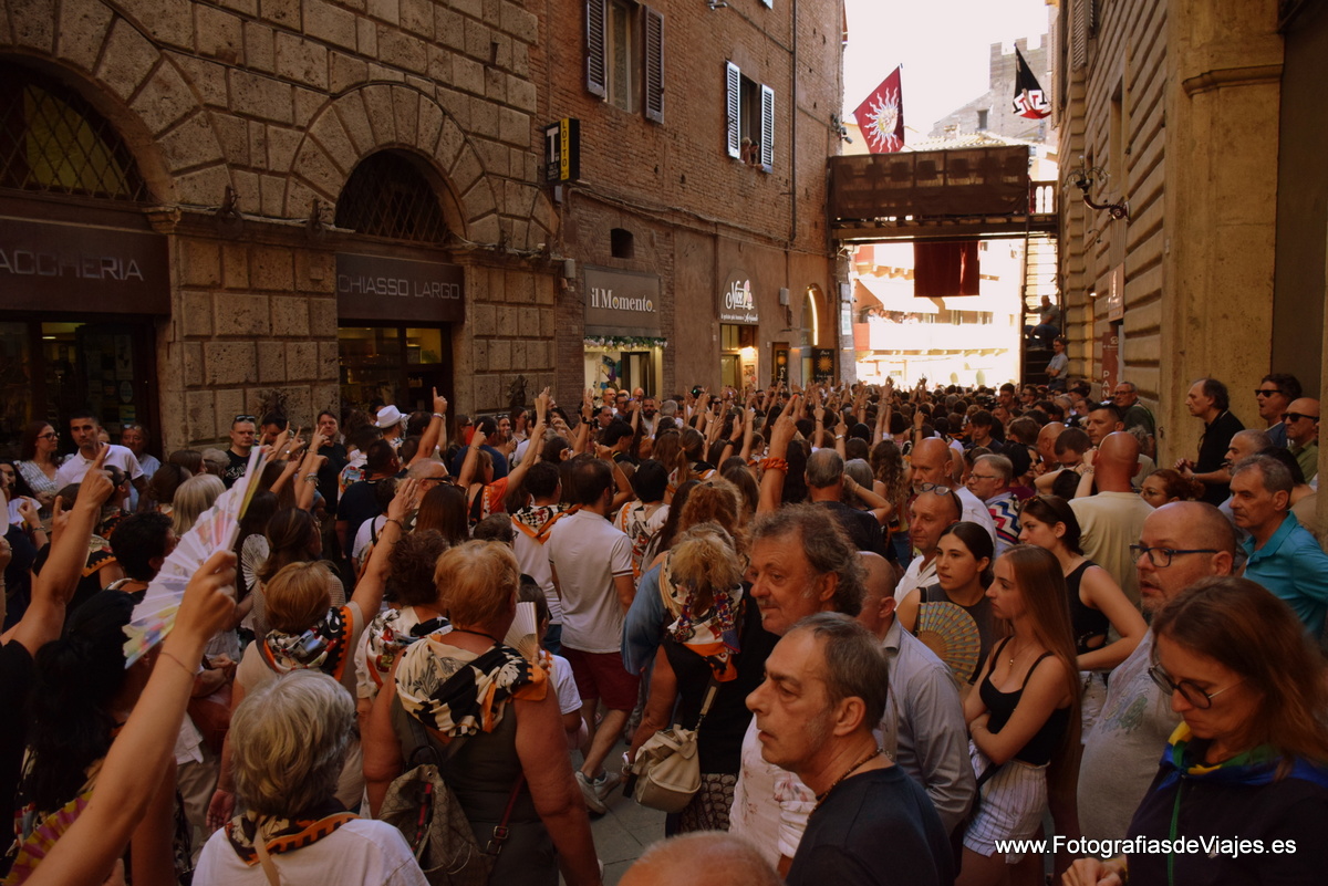Ambiente popular en la Fiesta del Palio en Siena 